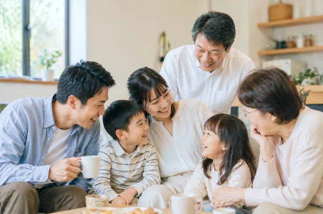 楽しそうに過ごす家族三世帯
