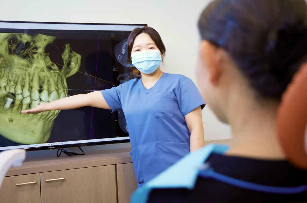 モニターに映しながら患者に説明する様子