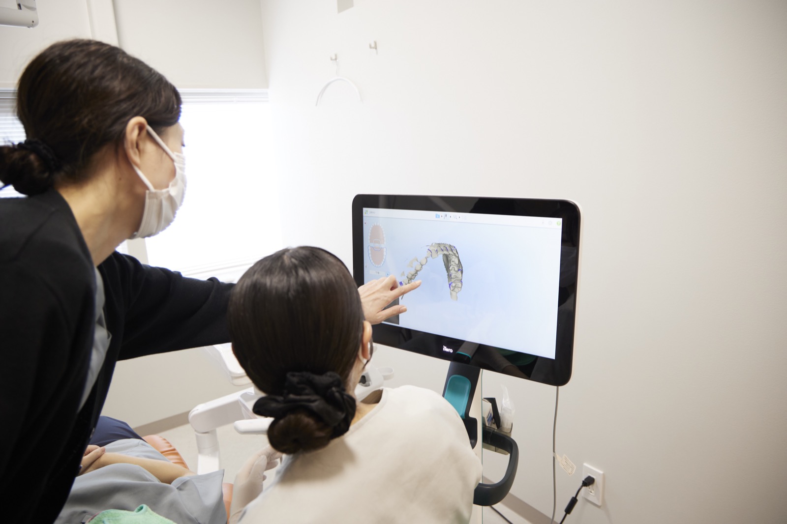 口腔内スキャンの画像を一緒に確認するスタッフ